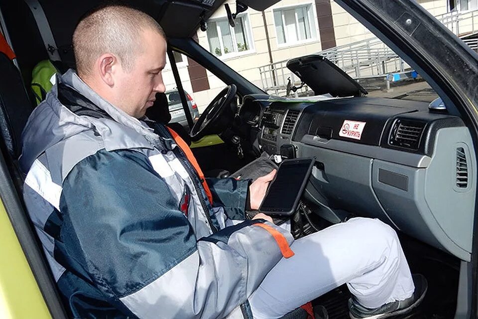 Водитель государственного учреждения. Планшет скорой помощи. Врач скорой помощи с планшетом. Рация в скорой помощи. Планшеты фельдшера скорой.