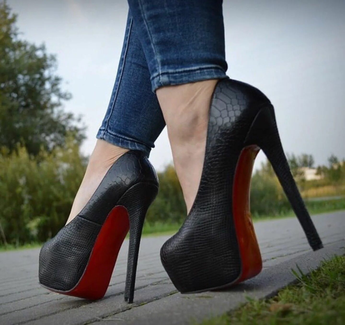 Чтобы каблуки не стучали. Обувь Heels Pumps. Каблук. Экстремальные каблуки. Туфли с каблукомметалик.