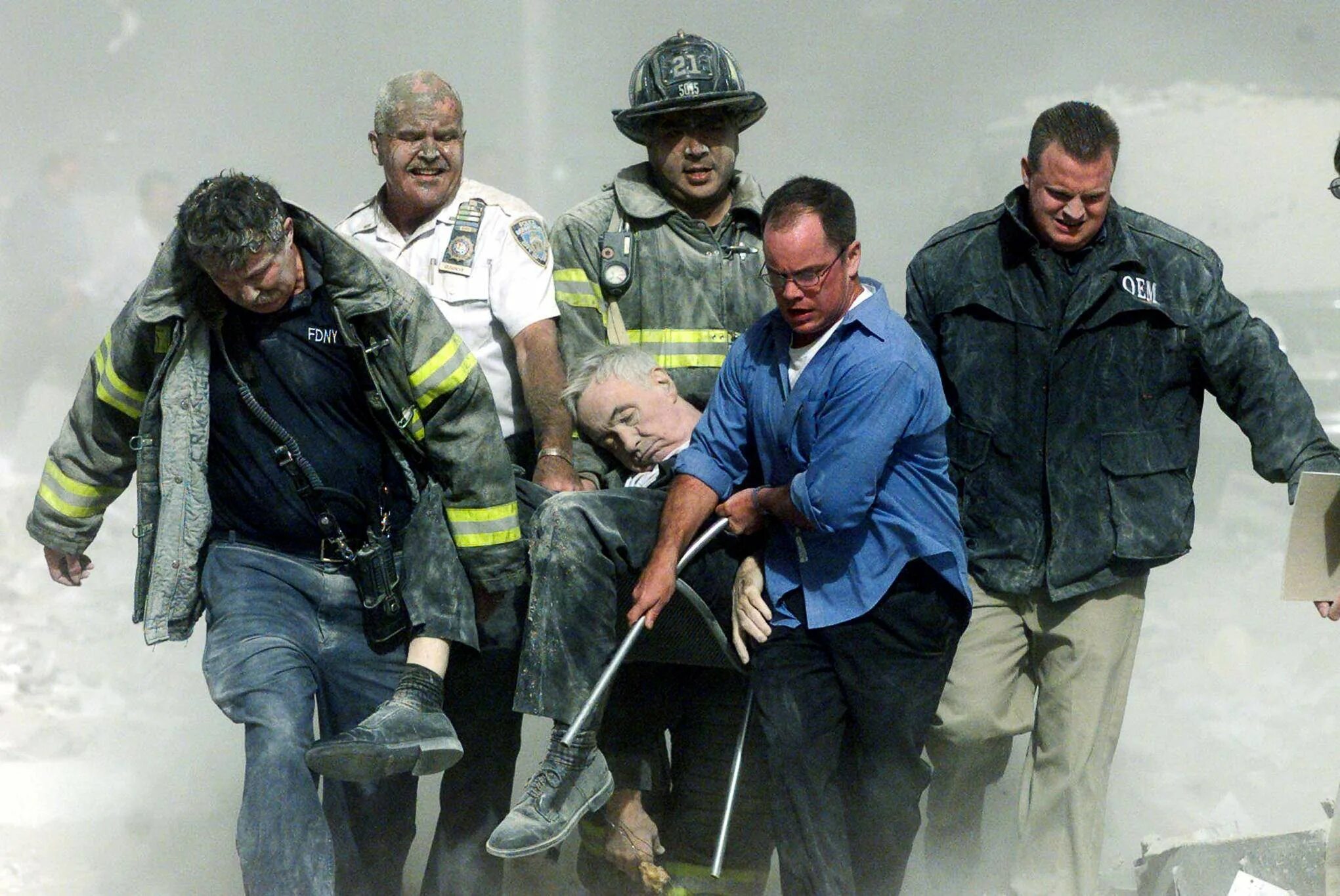 Спасатели 11 сентября 2001. Теракт в Нью-Йорке 11 сентября 2001. Башни Близнецы 11 сентября жертвы. Число погибших 11 сентября 2001. Сколько умерло людей во время теракта