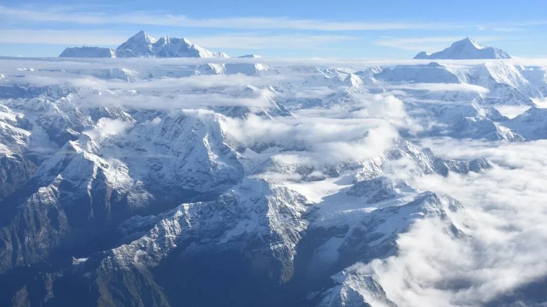 Самая высокая снежная гора. Гималаи Эверест Джомолунгма. Гималаи Эверест с самолета. Непал Гималаи Эверест. Гималаи с высоты птичьего полета.