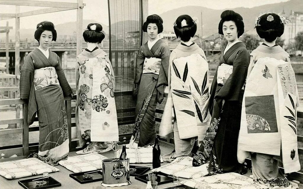 Направление в японской моде 1990. Майко гейши 1920. Япония мода 1910. Майко гейши ретро. Японские дизайнеры 20 века.