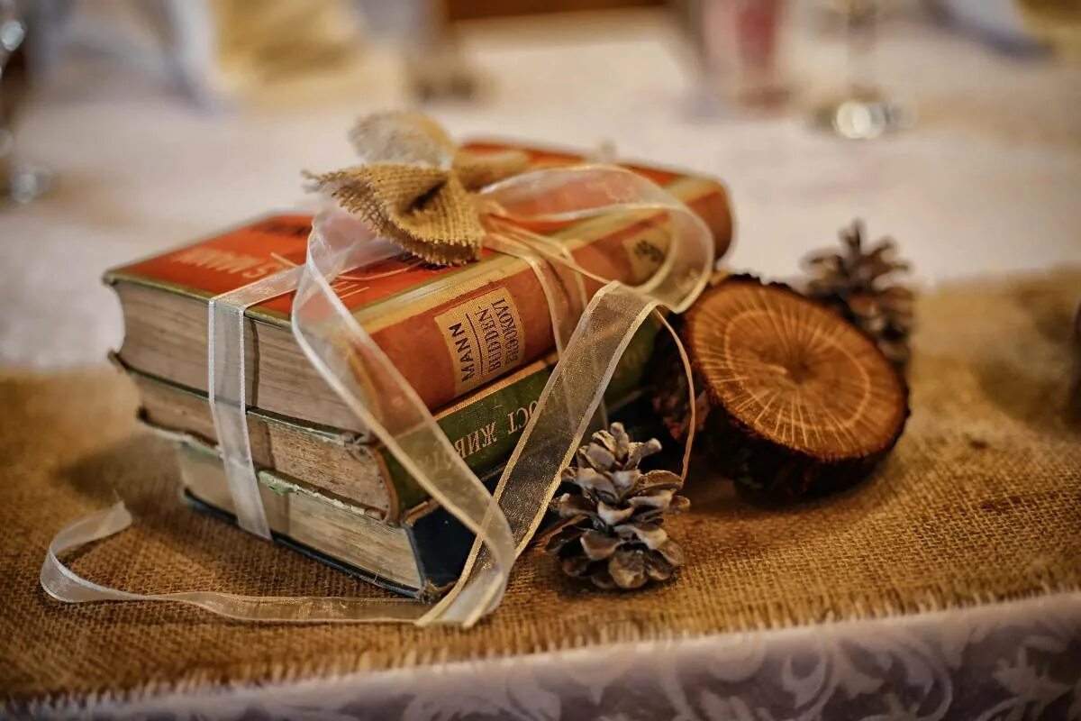 Подарить интересную книгу