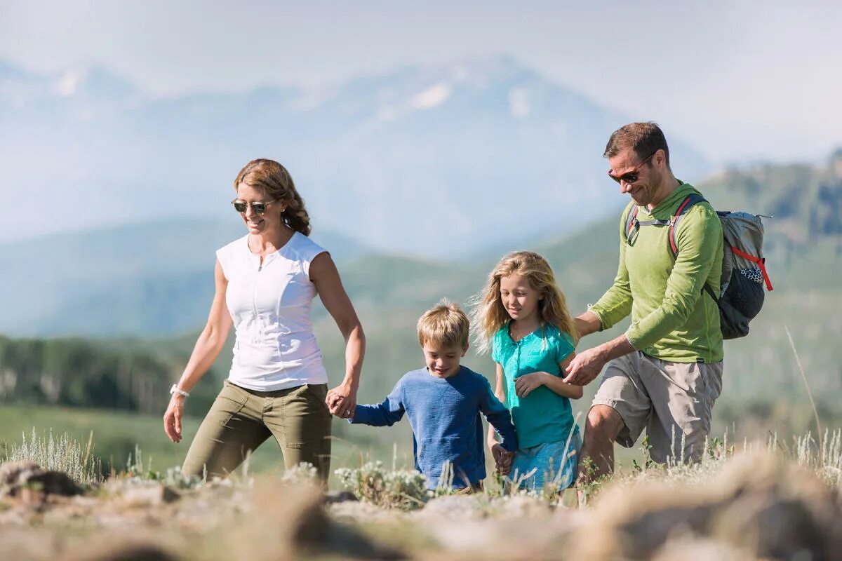 Family natural. Семья на природе. Семья в горах. Счастливая семья на природе. Радостная семья на природе.