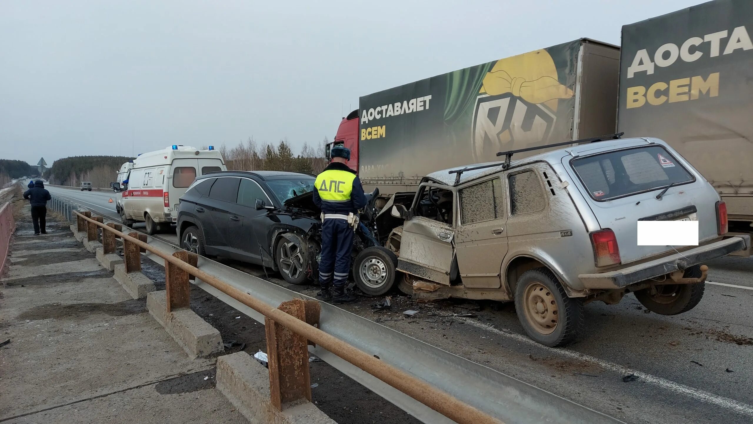 Дорожно-транспортное происшествие. Авария в Нижнем Тагиле на Свердловском тракте.