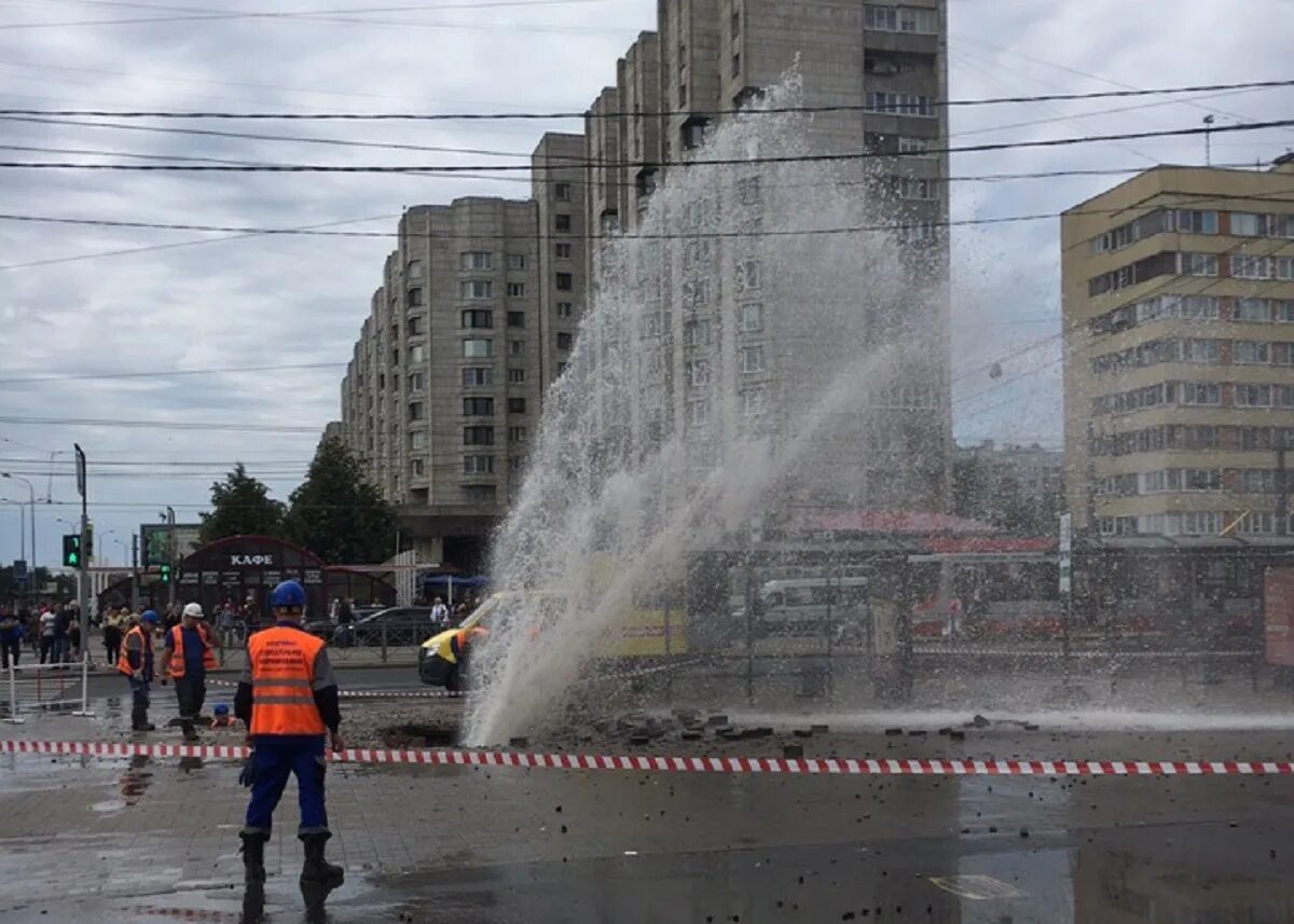 Фонтан на Приморской. Грязный фонтан. Фонтан прорвало. Прорыв трубы с горячей водой.