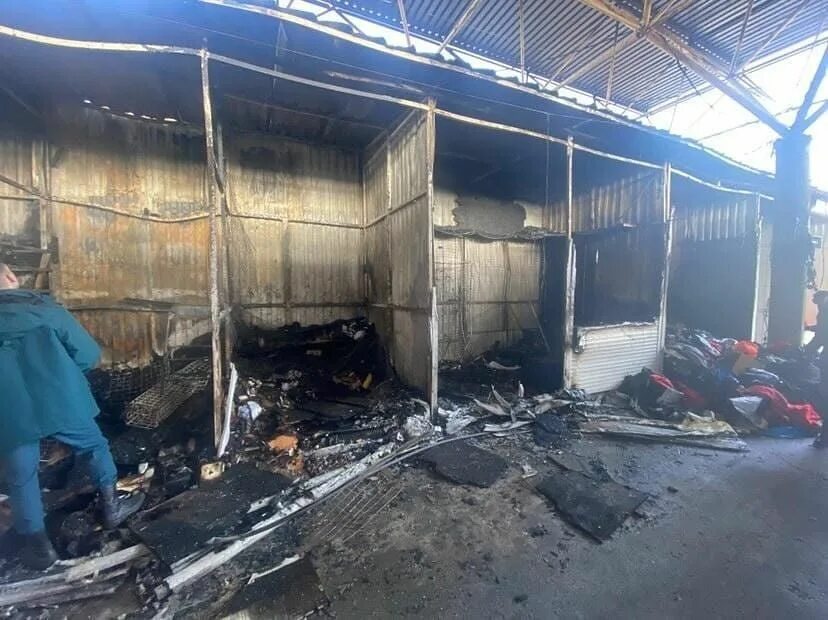 Евпатория сгорел. Пожар на колхозном рынке в евпатории. пожар в евпатории рынок привоз. колхозный рынок сгорел. колхозный рынок евпатория.