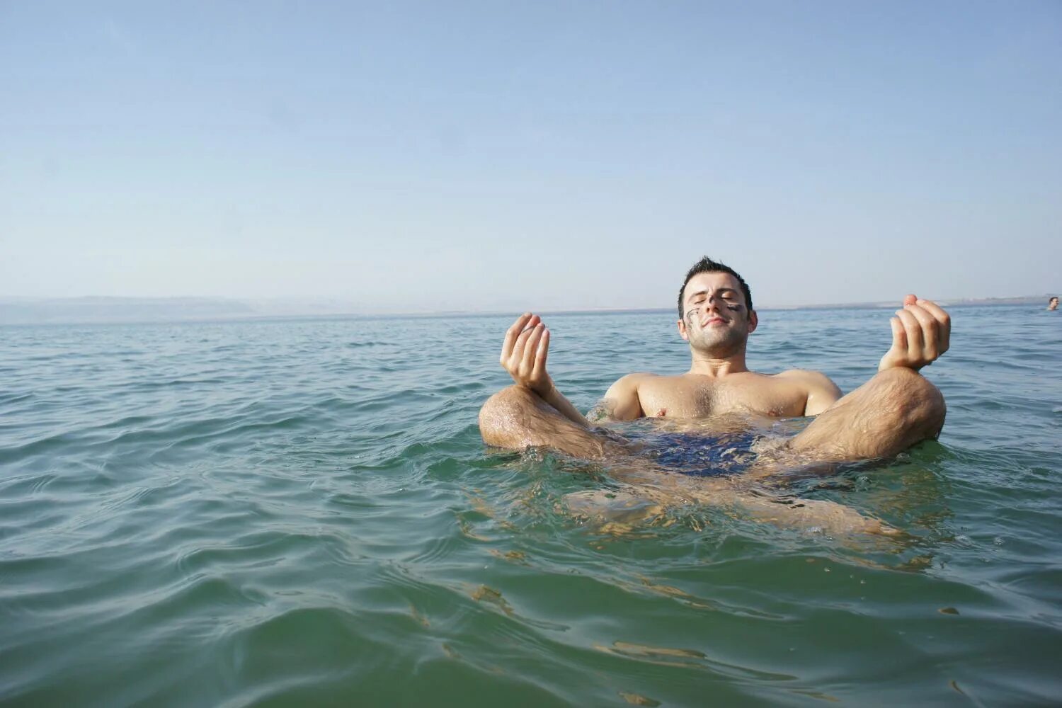 Купаться в соленой воде. Мертвое море люди. Мертвое море купание. Оз Мертвое море.