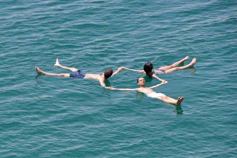 Почему не плаваю в море. Мертвое море купание. плавать в море. соленое море. мёртвое море люди купаются.