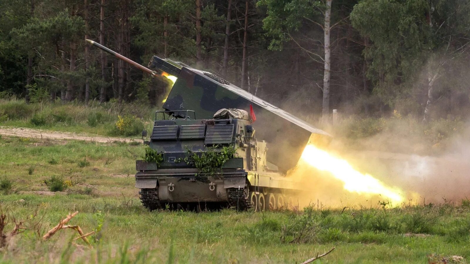 РСЗО m270. M270 MLRS. M270 MLRS ракетный комплекс. M270 MLRS (США),.