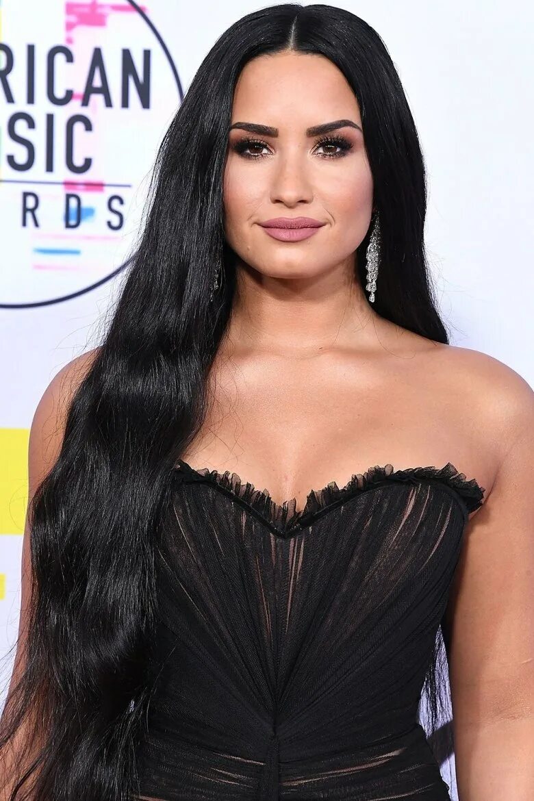 Черные волосы сила. Demi Lovato. Деми Ловато с длинными волосами. Demi Lovato Black hair. Деми Ловато длинные черные волосы.