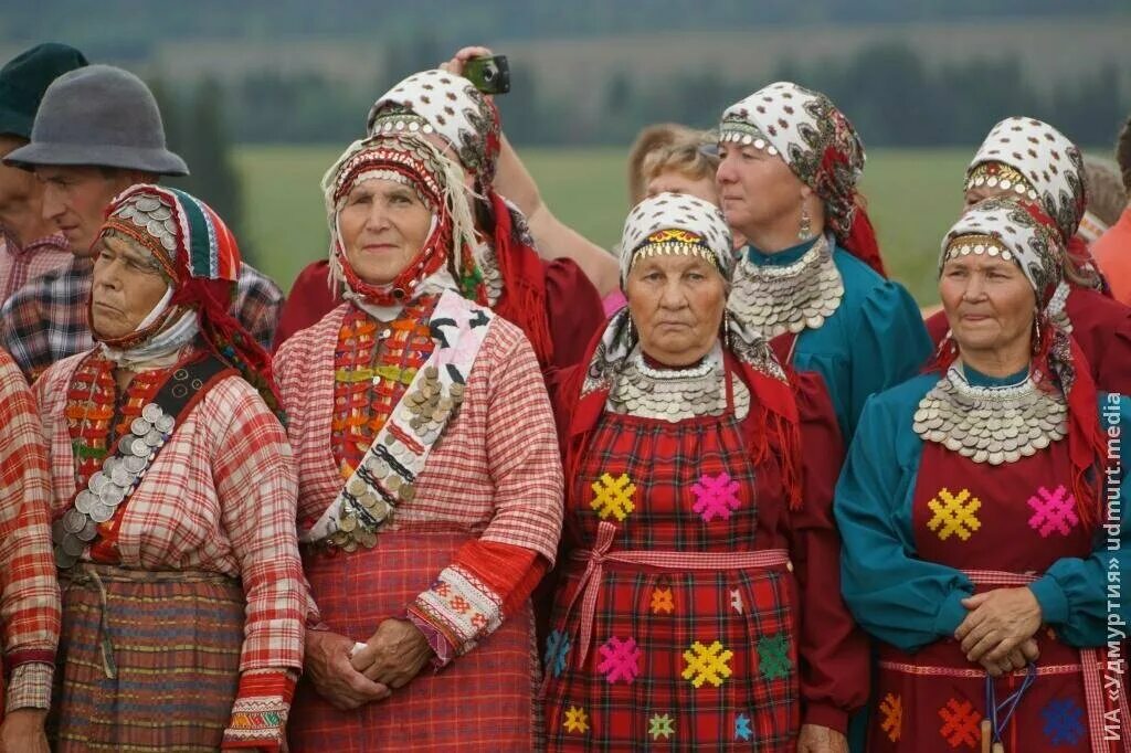 Удмурты финно-угорский народ. Уральские удмурты. Народы Урала удмурты. Удмуртия Национальность удмурты.