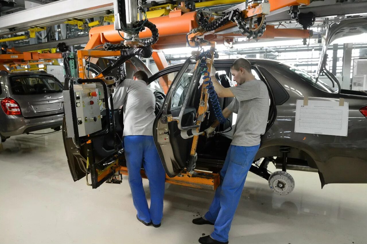 Завод автоваз. Сборочная линия завода «автоваз». Авто на рабочий. Слесарь автоваза. Автоваз сотрудники.
