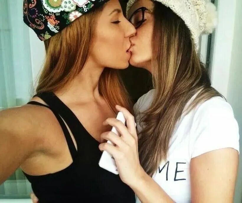 Lesbian 13. Поцелуй девушек. Девушка целует девушку. Поцелуй двух девушек. Красивый поцелуй девушек.