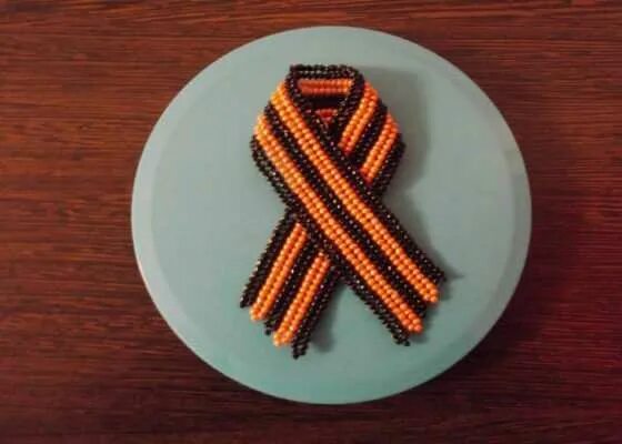 Брошка самолет из бисера. Самолет из бисера плоский. Подарок из бисера на 23 февраля. Брелок из бисера плоский. Изделия из бисера легкие.