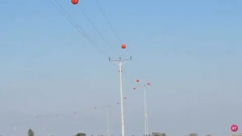 Что за шарики на проводах над дорогой