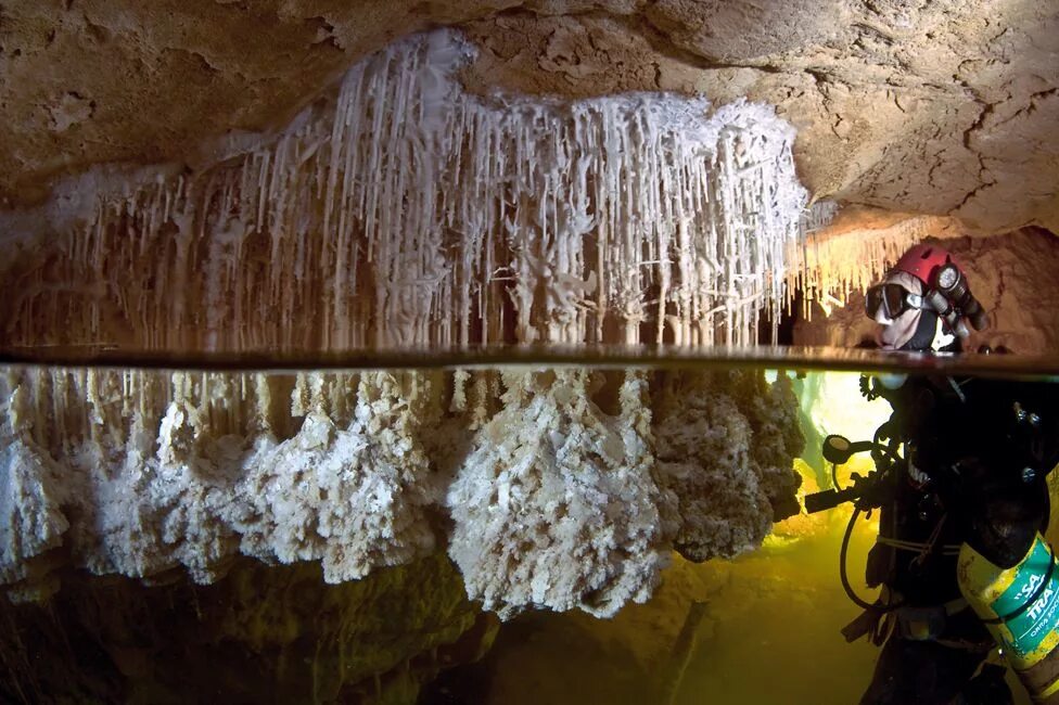 Водные пещеры. Подводная пещера. Затопленные пещеры. Сталактиты под водой. Вертикальная пещера затоплена водой можно найти уровень