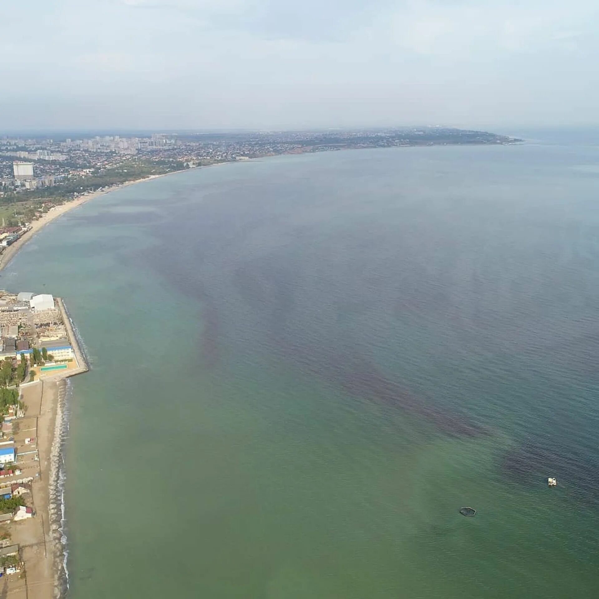 В одессе жил купался в черном. Красный прилив Анапа. Черное море Одесса. Одесса море. Черное море красного цвета.