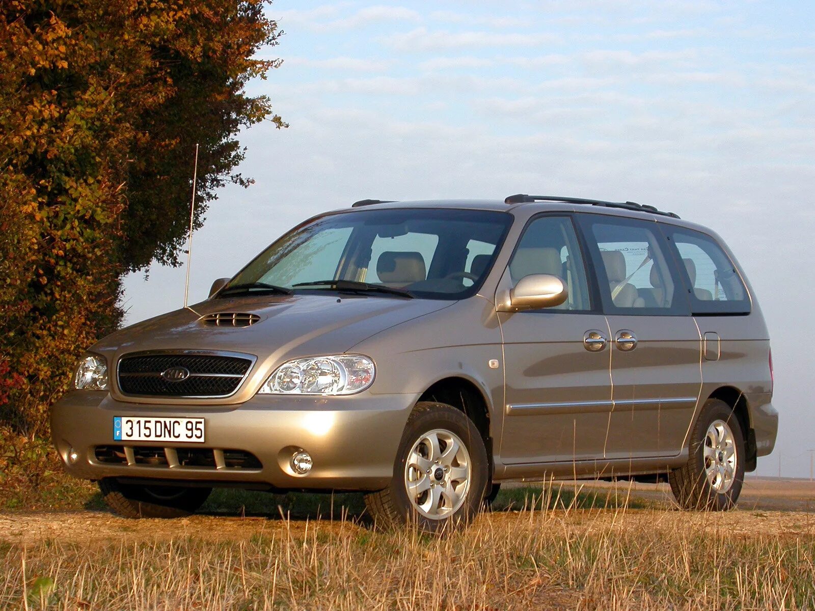 Kia Carnival. Kia Carnival 1999-2005. Kia Carnival 1 поколение. Kia Carnival 2001.