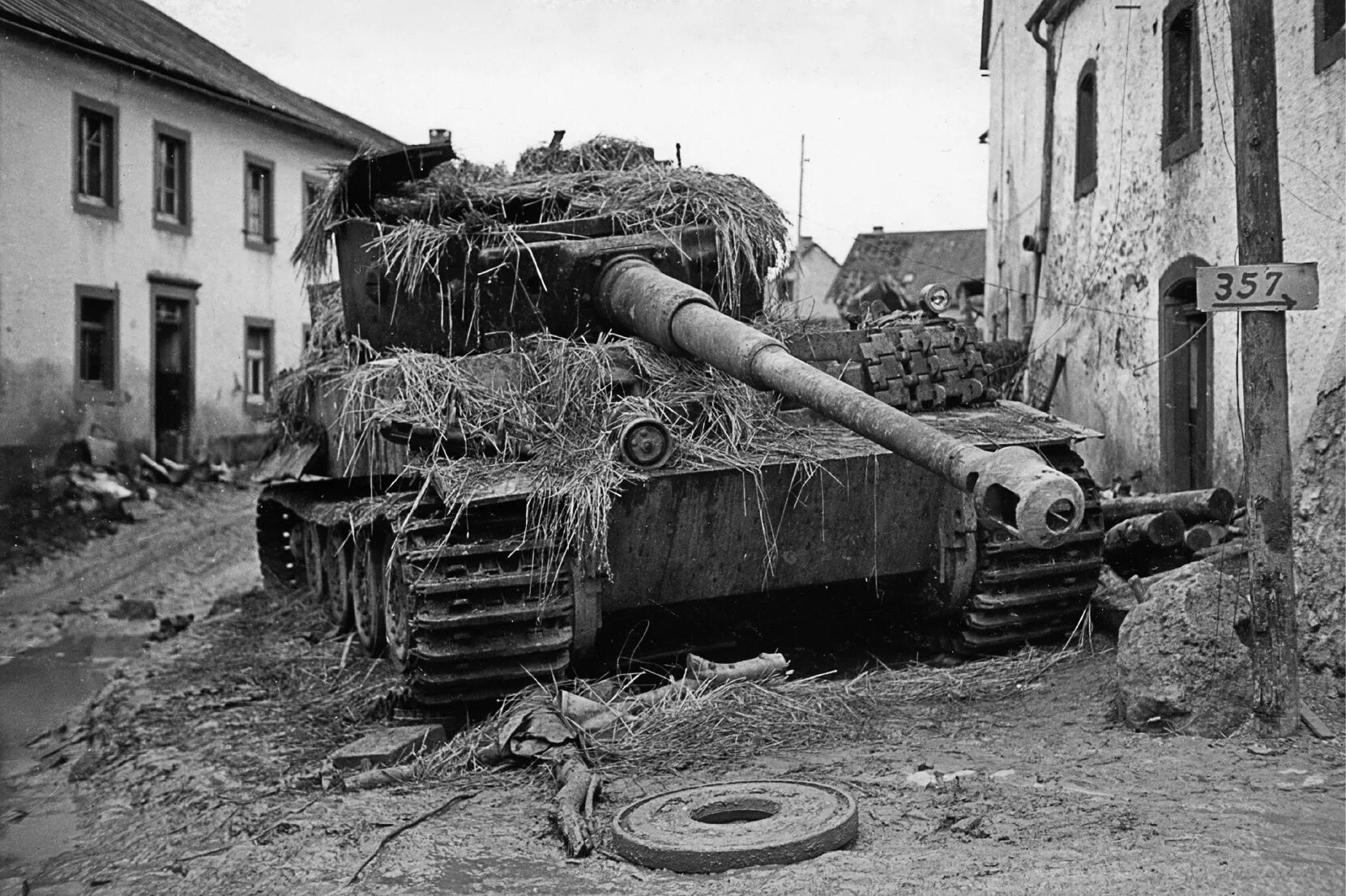 Подбитый Королевский тигр. Подбитый танк Германии тигр. Танк тигр 1945. Танк тигр 2 мировой войны. Почему немецкие танки