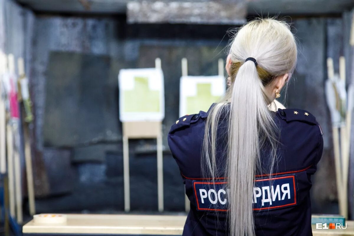 Девушка в форме со спины. Девушки полицейские сзади. Девушка в полицейской форме со спины. Девушки на аву без лица. Девушка в форме полицейского без лица.