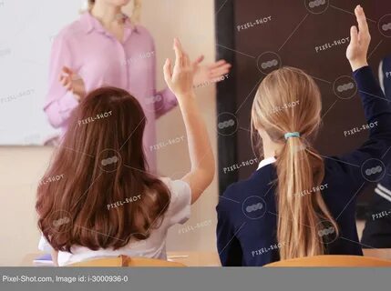 Девочка слушала об яснения учителя п сматривая