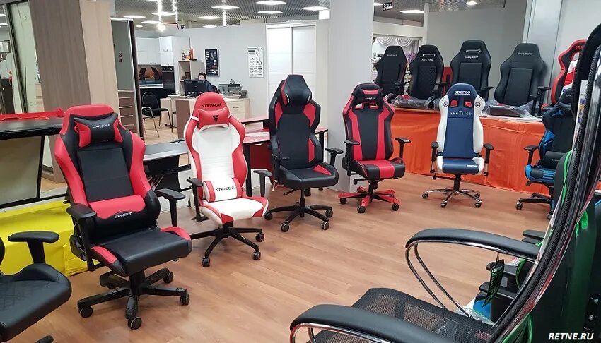 Шоу рум офисных кресел. Выставочный зал мебели. Кресло в салон массажного оборудования. Кресла выставочный зал. Эргономичное кресло herman miller aeron.