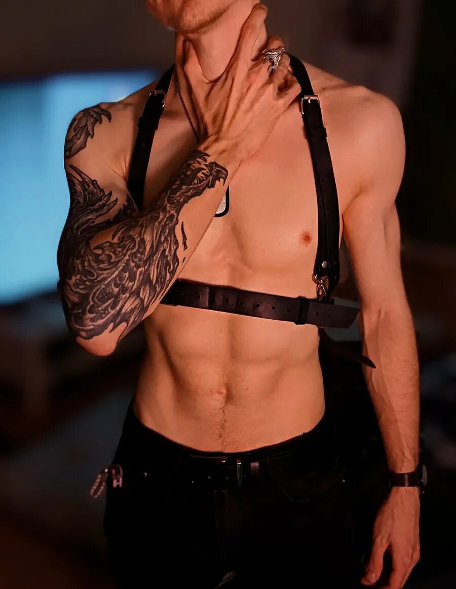 Портупея мужская эстетика корея. Портупея мужская гачимучи. Портупея мужская. Портупея для мужчин. Парень в портупее.