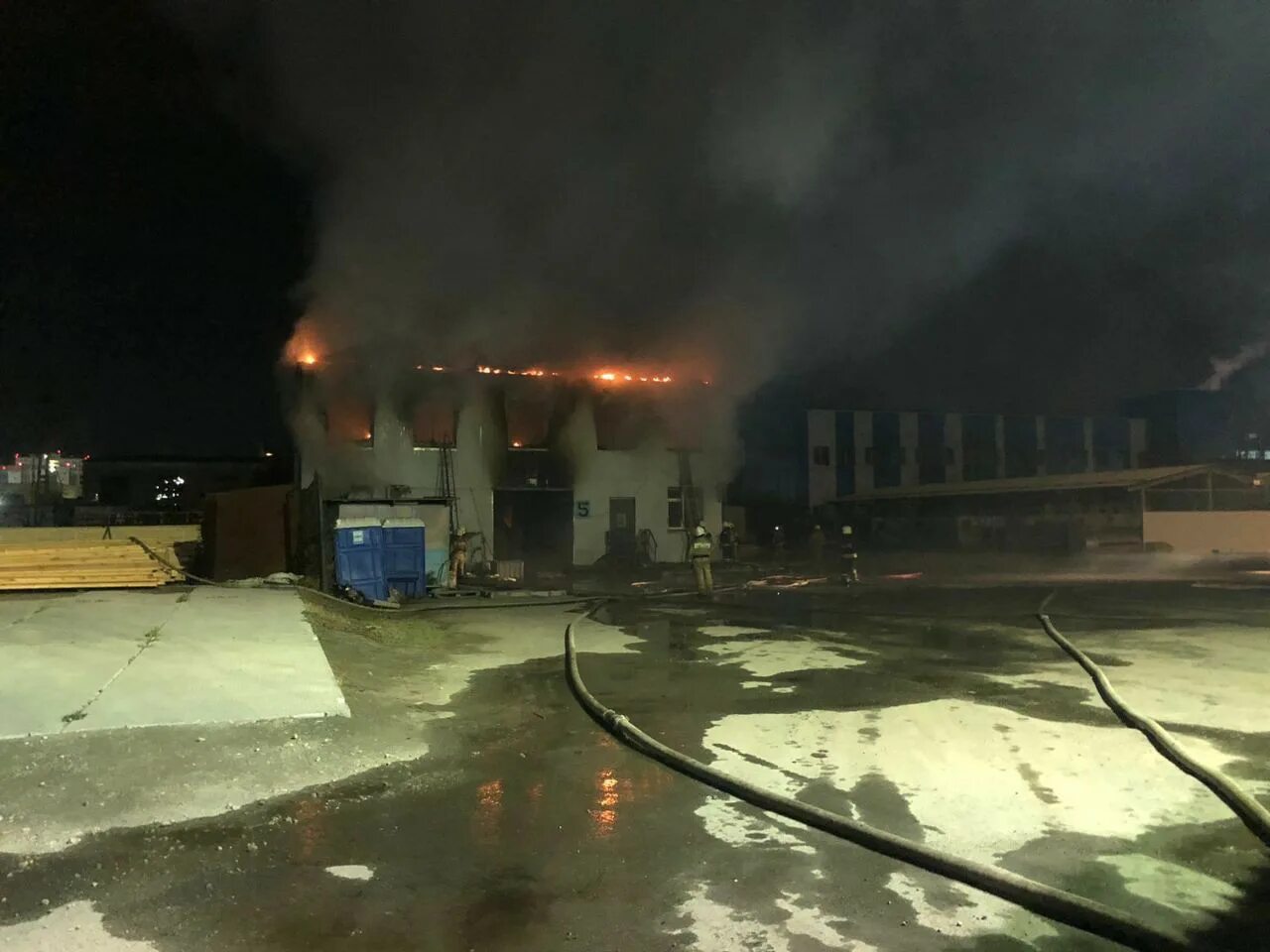 Пожар в здании. Пожар на широкой речке в екатеринбурге. Строй тракт пожар. Взорвалась фура на трассе. Пожар на уралмаше сейчас.