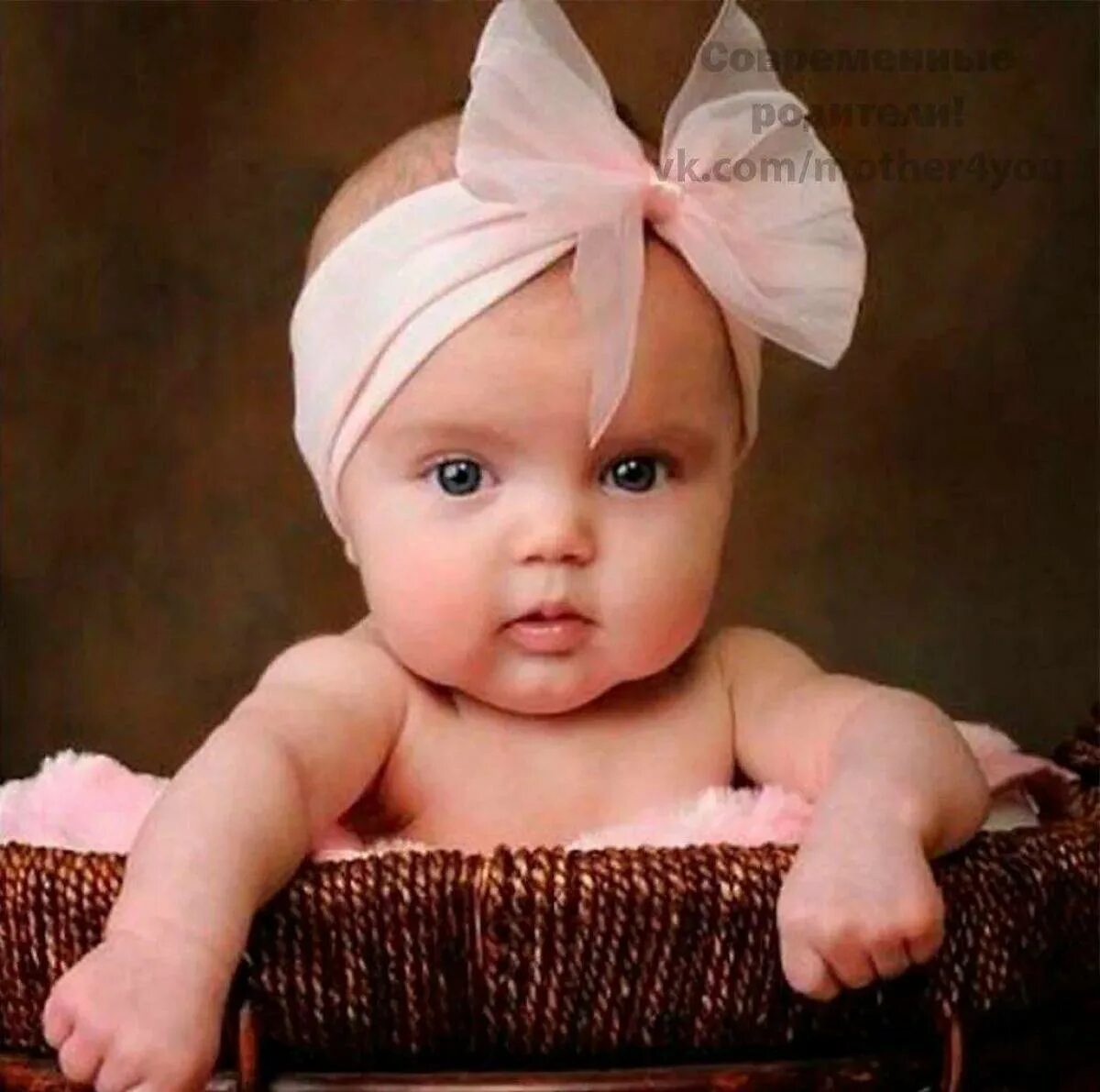 красивые дети смешные. милый смешной ребенок. малышка забавно. малышка забавно. младенцы в фате.