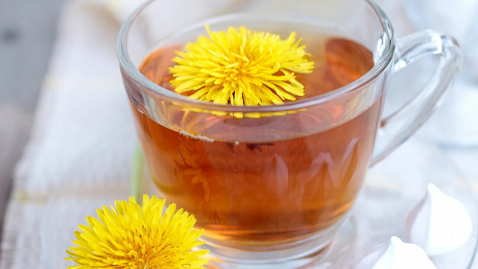 Одуванчик отвар пить. Чай с одуванчиком. Отвар одуванчика. Одуванчик отвар пить. Напиток из одуванчиков.