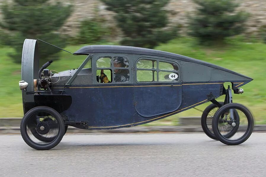 Первая машина самолет. Leyat Helica 1921. Автомобиль с пропеллером. Машина на винтах. Автомобиль с воздушным винтом.