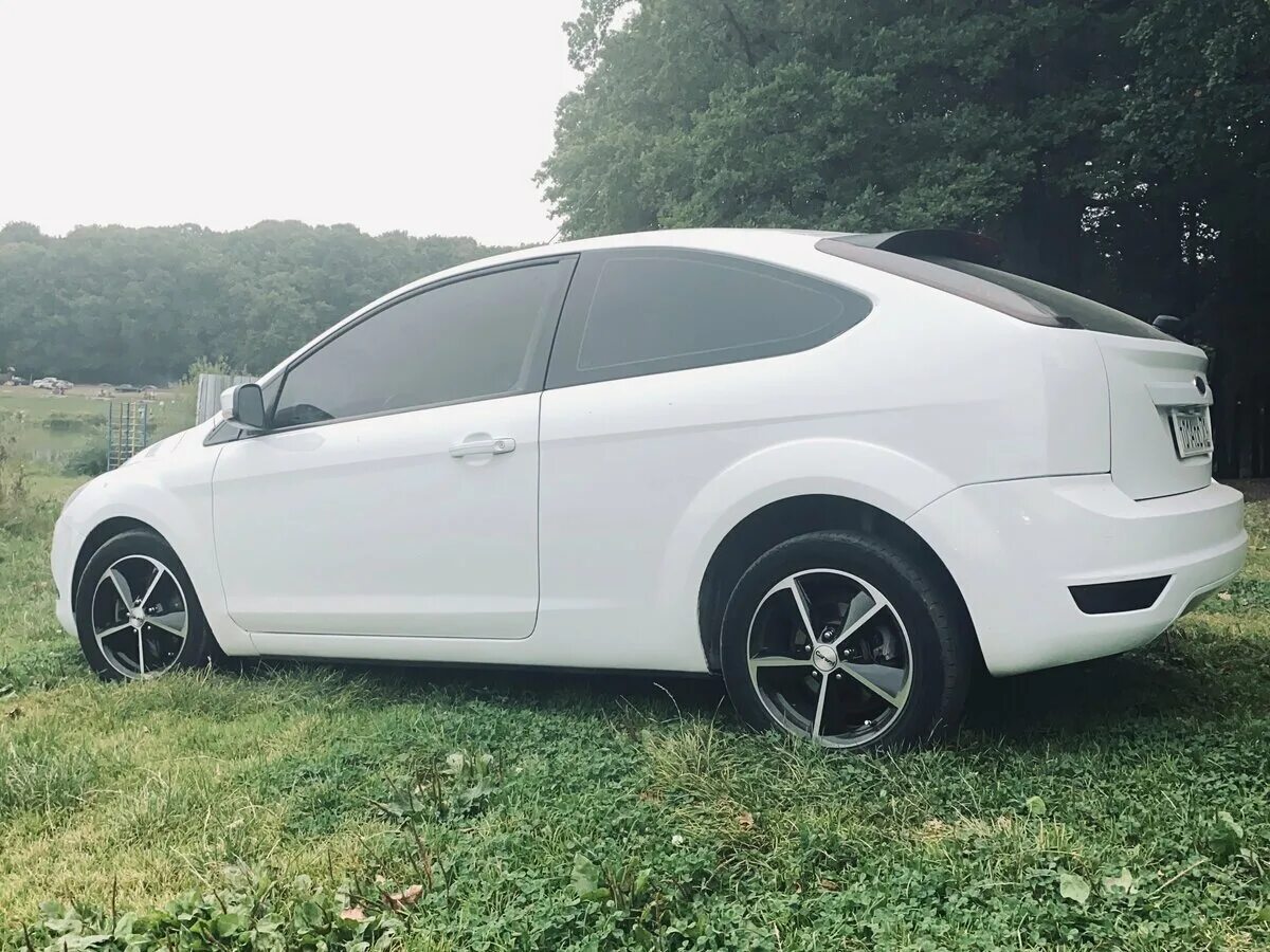 Форд фокус 2 купить в новгороде. Ford Focus 2 Coupe белый. Форд фокус 2 хэтчбек белый купе. Форд фокус 2 Рестайлинг купе. Форд фокус 2 Рестайлинг купе белый.