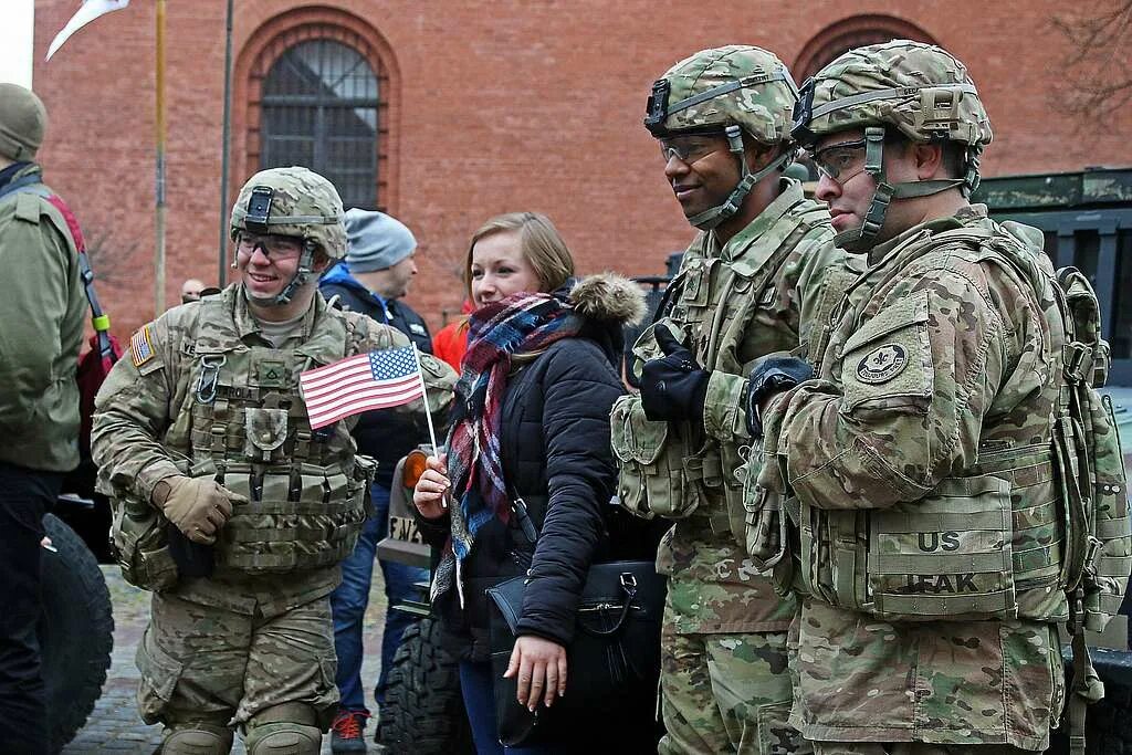 Американские военные базы в Польше. База НАТО В Польше. Военные базы США В Польше. Солдаты США В Польше. 300 тысяч солдат нато в польше