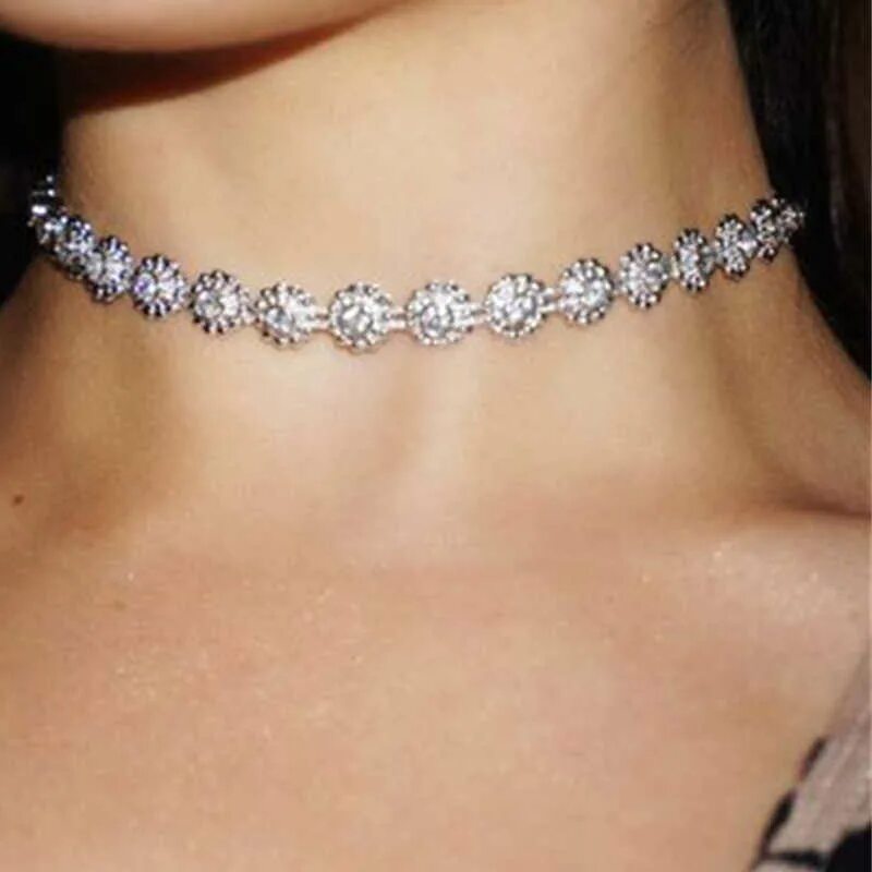 Украшение на шею. Чокер со стразами на шею. Чокер со стразами на шею. Чокер со стразами на шею. Черное украшение на шею.