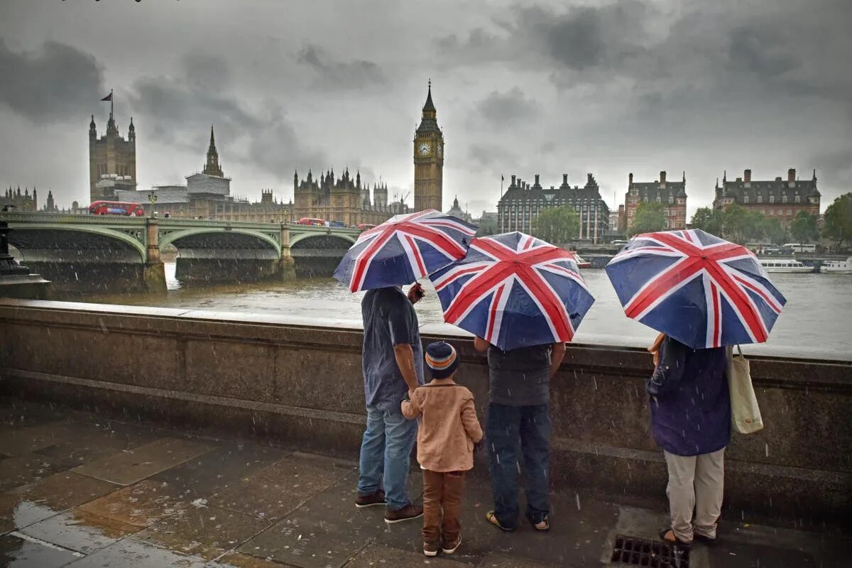Come uk. Дождливая Англия. Дождь в Великобритании. Климат Великобритании. Дождь в Лондоне.