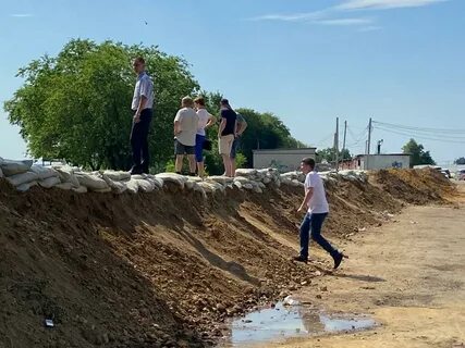 Жители построили дамбу