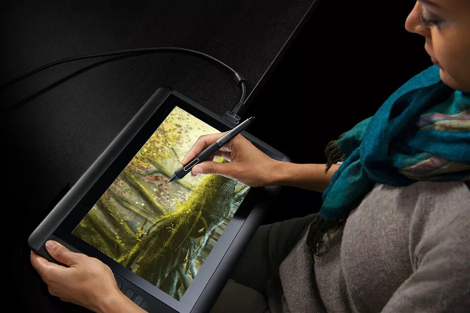 Графический планшет artist. Планшет для рисования Wacom Cintiq 13hd. Интерактивный дисплей Wacom Cintiq Pro 13. Синтик 13 HD. Художник с графическим планшетом.