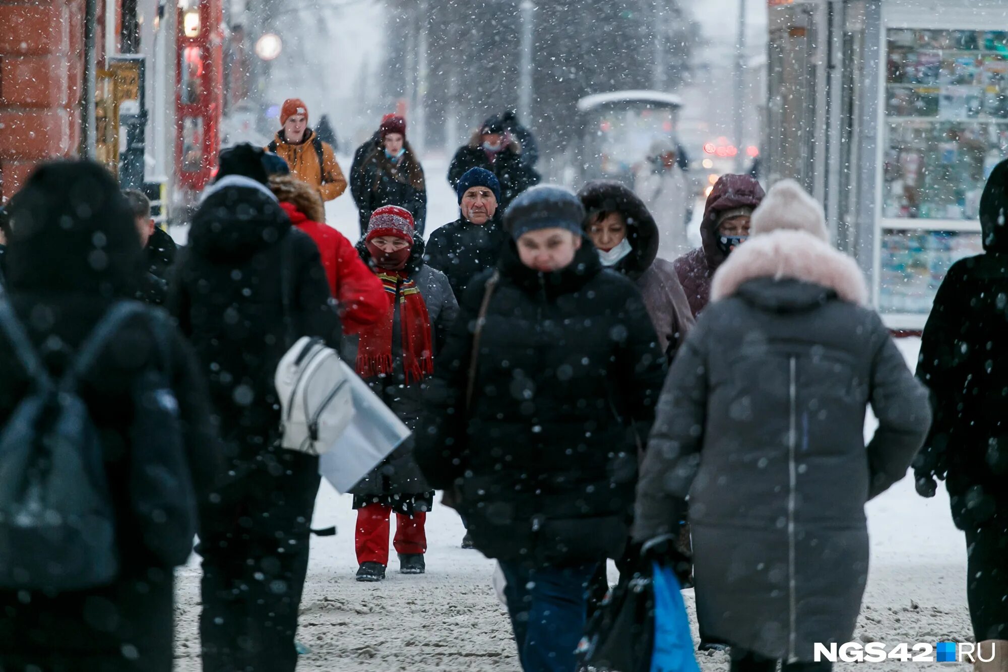 зима в южном городе. почему люди уезжают из кемеровской области. куда уезжают люди из кузбасса. перелет из. статистика людей в россии.