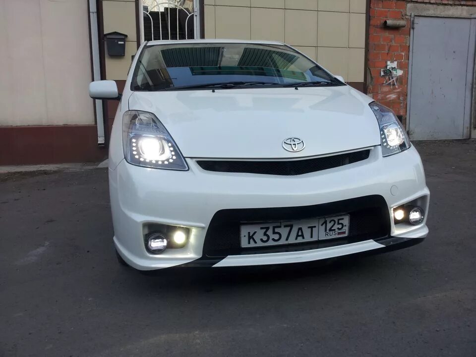 Тюнинг бампер тойота. Бампер Приус 20. Приус 20 обвес. Prius 30 Tuning фара. Тюнингованный бампер Тойота Приус 20.