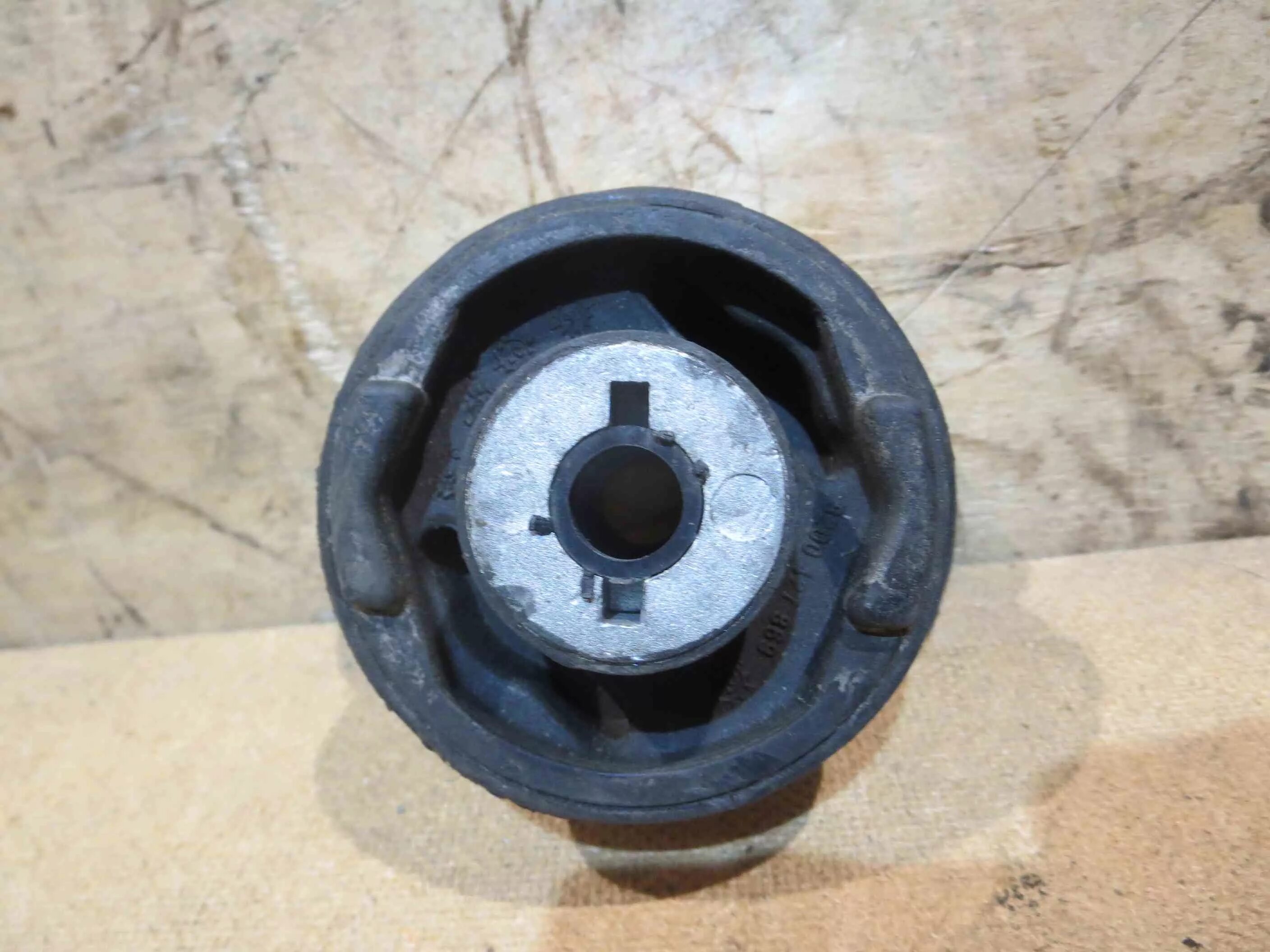 Задний сайлентблок ренаулт лагуна 2. Сайлентблок рено лагуна 2. Задние сайлентблоки рено лагуна 2. Сайлентблоки рено лагуна 2. Сайлентблоков задней балки рено лагуна 2.