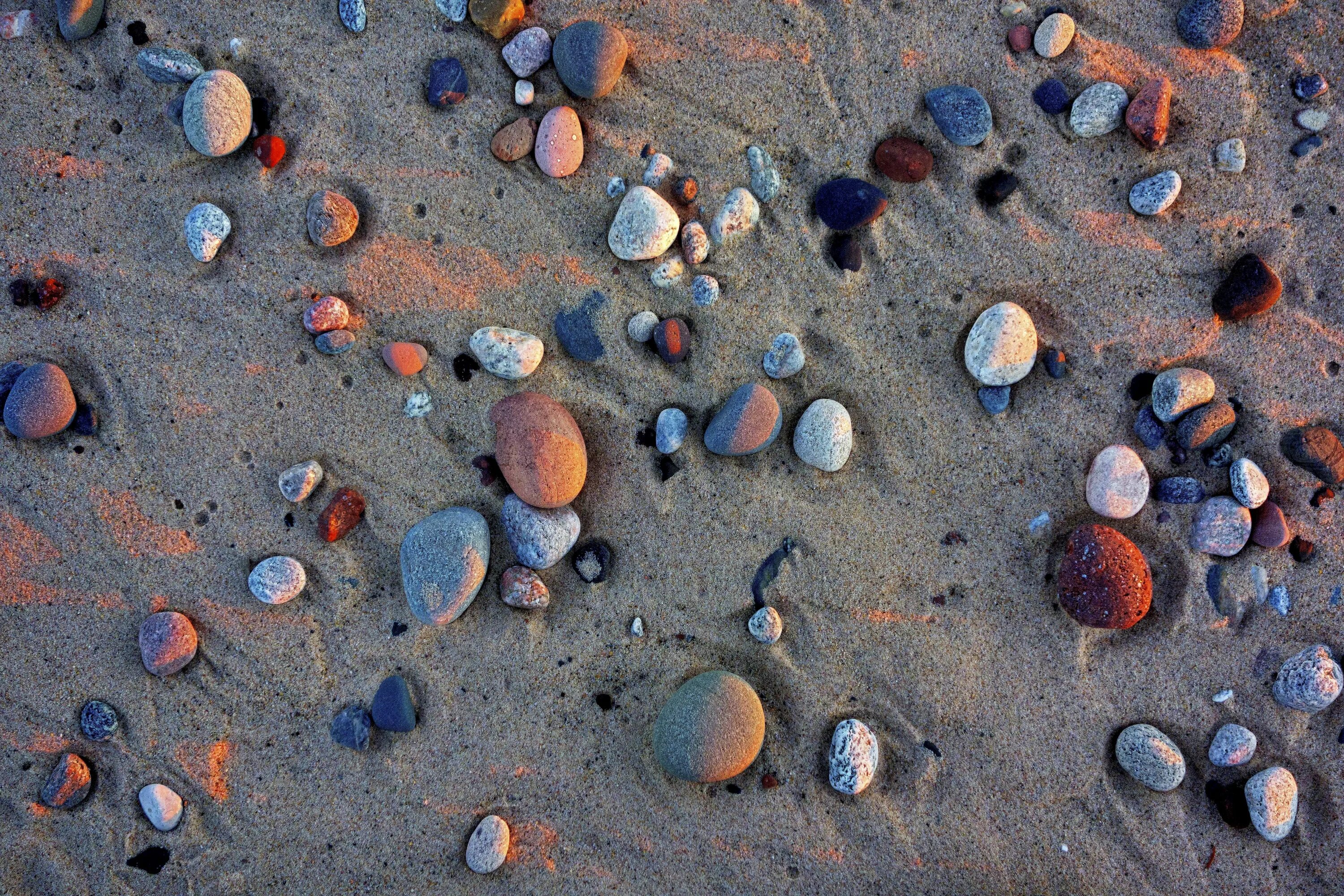 Красивые камушки. Морское дно камни. Камешки на земле. Камни галька и песок. Усеянном гальками