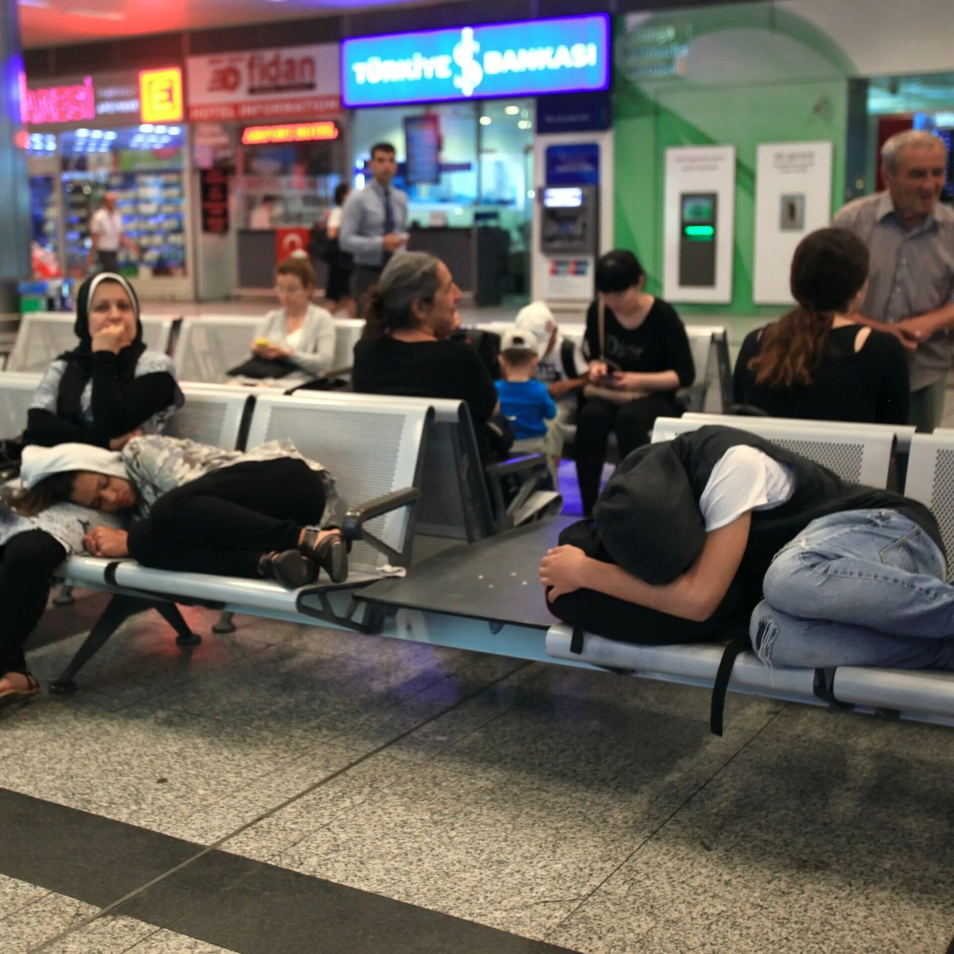 Ситуация в стамбульском аэропорту. Ситуации в аэропорту. Обстановка в аэропорту Стамбула. Ожидание в аэропорту в Стамбуле бизнес. Поспать в шереметьево
