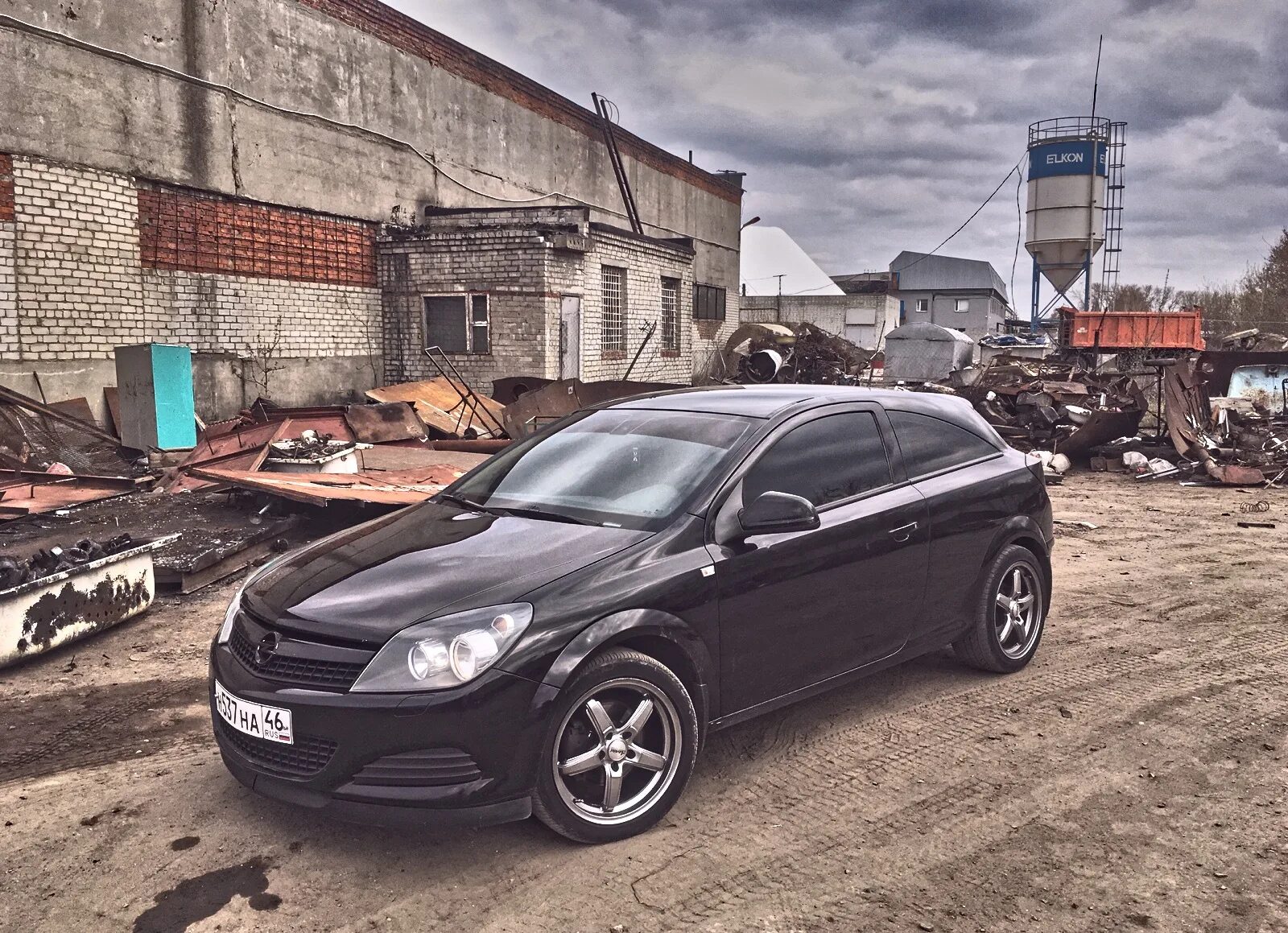 Opel astra h gtc black. Opel astra j 2014 тонированная. Opel astra gtc j белая. Опель тонированный. Опель тонированный.