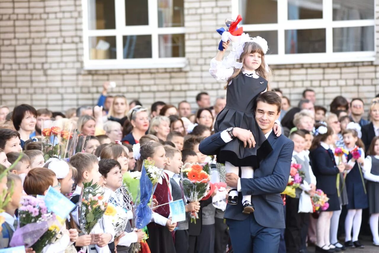 Новый предмет с 1 сентября. Школа 36 ярославль. школа 36 владимир. школьники на линейке. ученики на линейке 1 сентября.