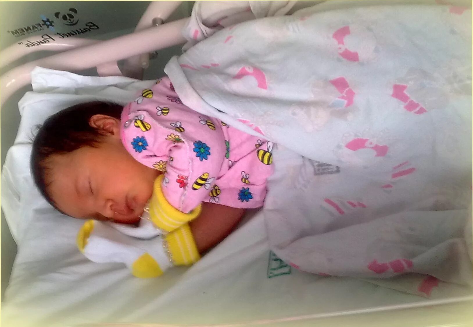 Сон новорожденного ребенка в первые недели жизни. Подушка traumeland onda 40х60 см. Грудной ребенок в кроватке. Подушка для 2 месячного ребенка. Спящий ребенок 1 месяц.