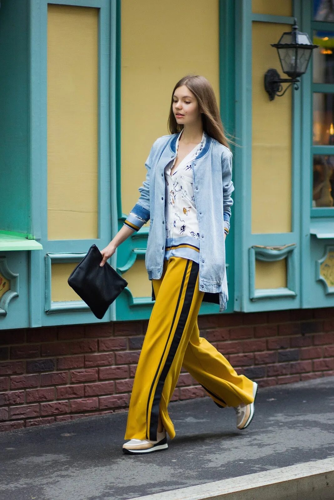 брюки палаццо лук 2022. брюки палаццо спорт шик. брюки палаццо с лоферами. спортивный костюм с брюками палаццо. брюки палаццо спортивный стиль.