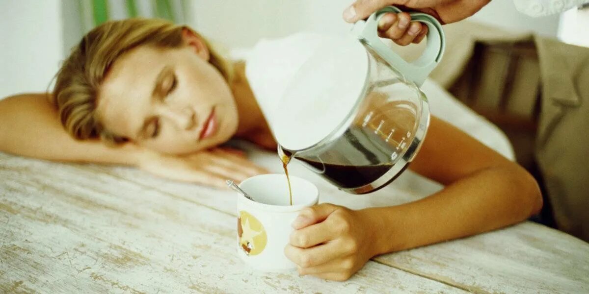 I drink coffee the morning. Девушка пьет кофе. Сонный пьет кофе. Сонный человек с кофе. Бодрость от кофе.