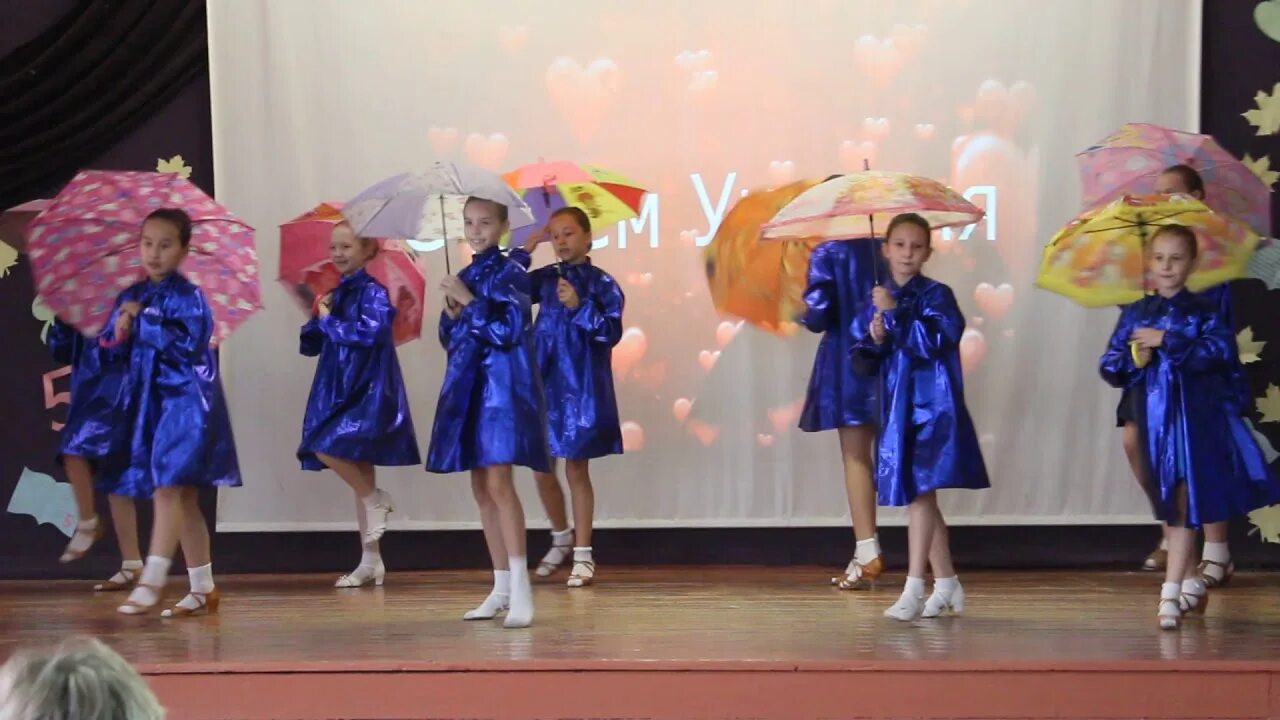 Танец девочек с зонтиками. Танцевальный костюм с зонтиком. Для танца злые тучки костюм. Босые девушки. Креативный танец.