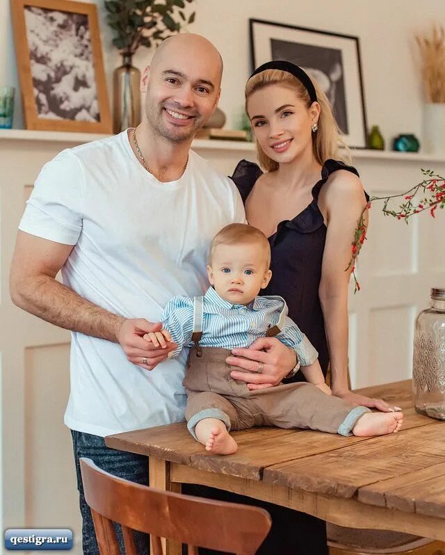 Дети участников дом 2. Семья дмитриенко. Семья рапунцель дом 2 сейчас. Family дом 2. Семья дмитриенко дом 2.
