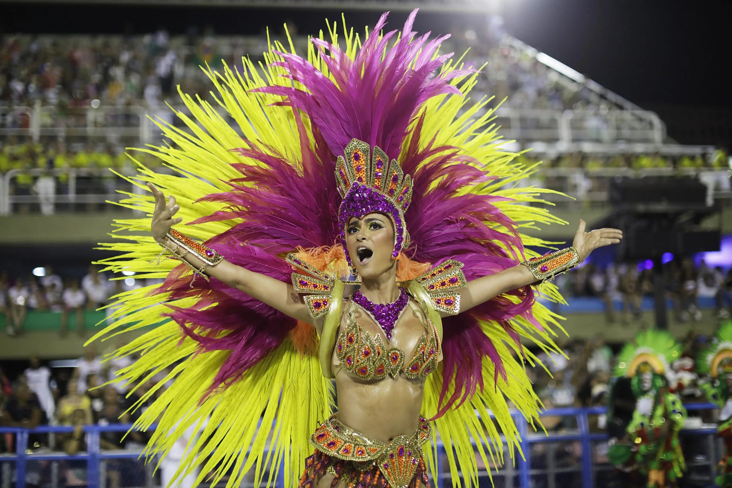 Цветочные танцы где. Карнавал в Рио-де-Жанейро. Карнавал Рио (Rio Carnival). Рио-де-Жанейро карнавал костюмы. Бразилия парад в Рио де Жанейро.